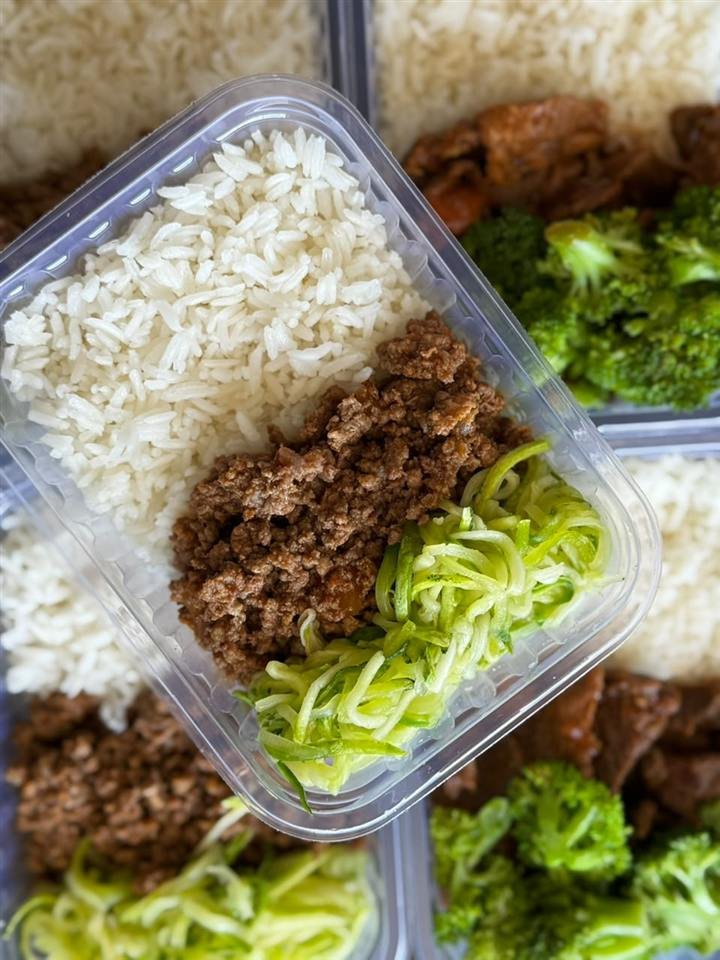 Marmita com arroz, carne moída e espaguete de abobrinha