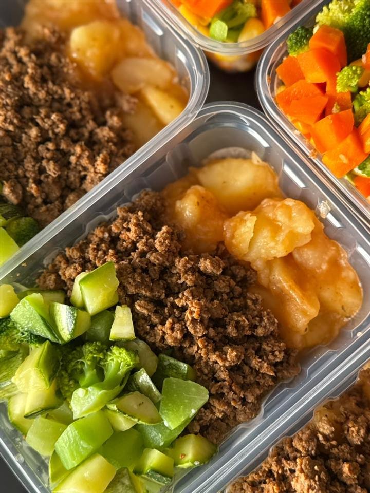 Marmita com carne moída, batata e abobrinha