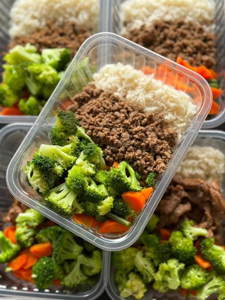 Marmita com arroz, carne moída, brócolis e cenoura