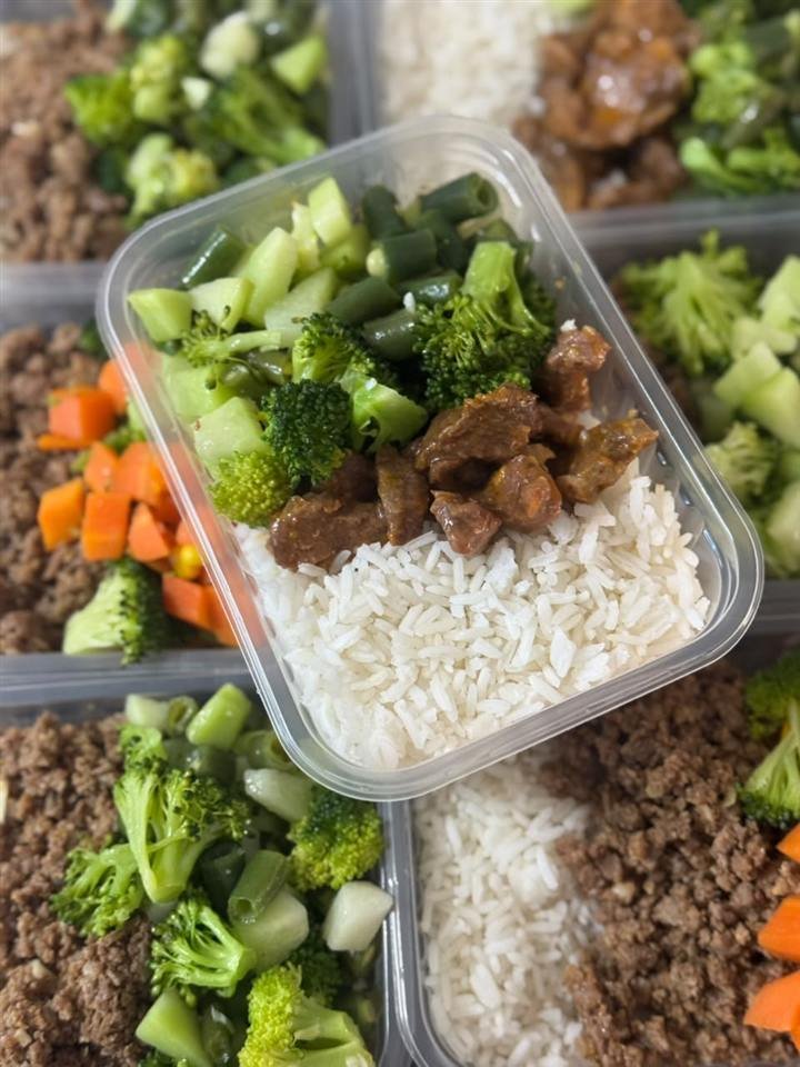 Marmita com arroz, carne em cubos, brócolis e chuchu