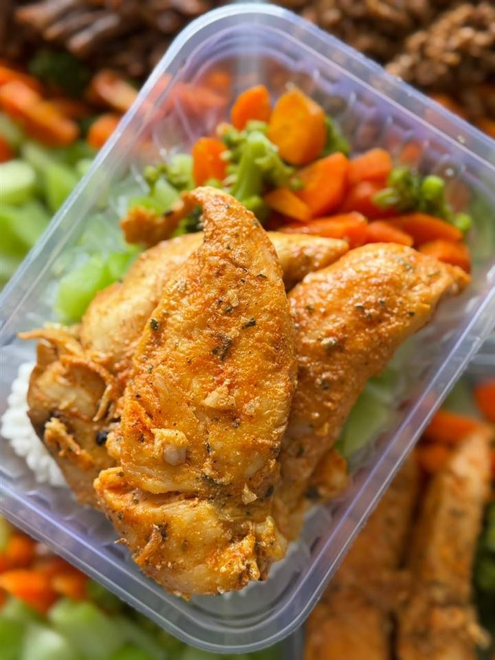 Filé de frango temperado sobre legumes, de perto