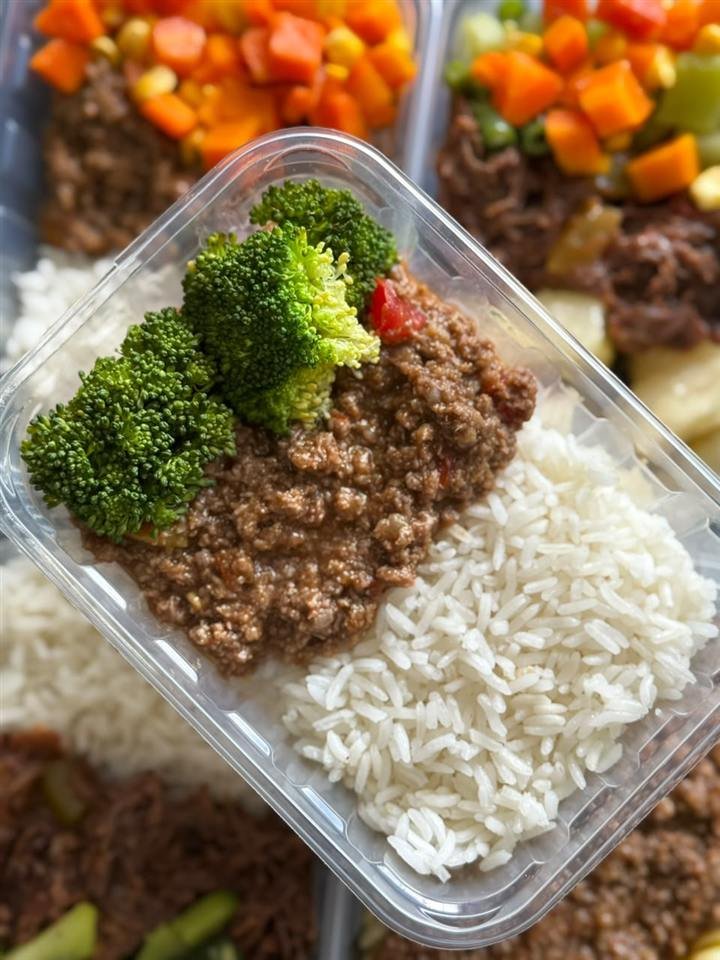 Marmita com arroz, carne ao molho e brócolis