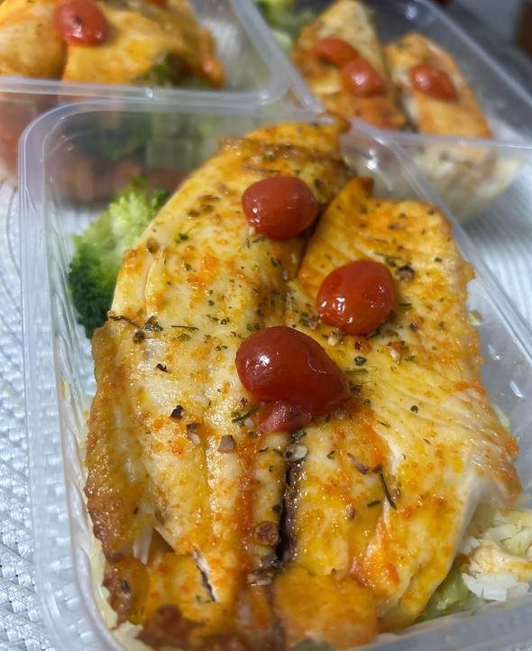 Filé de peixe assado com tomatinhos