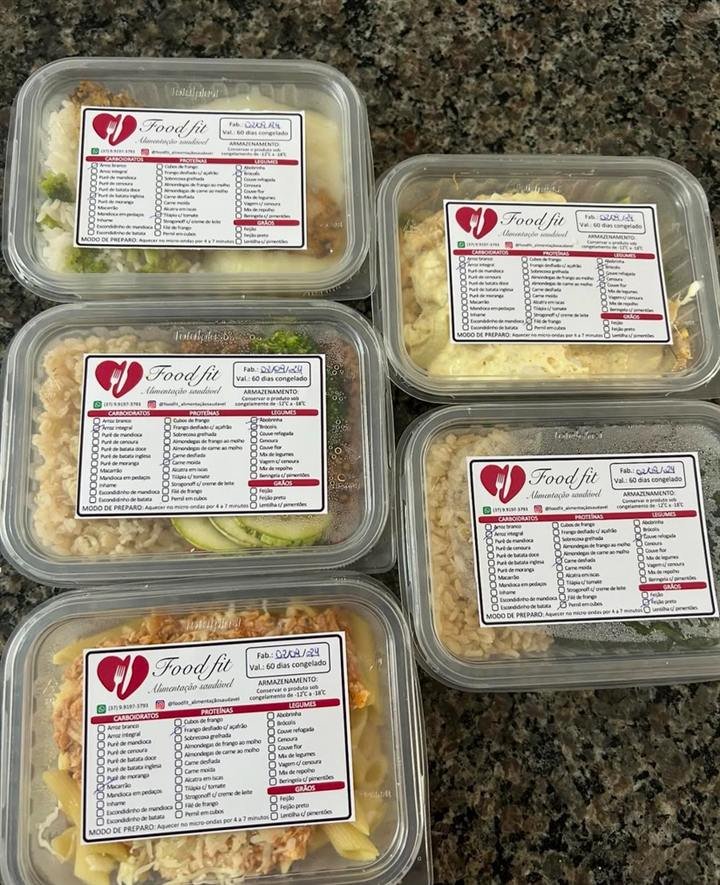 Marmitas com rótulo da Food Fit marcando os alimentos, data de fabricação e validade
