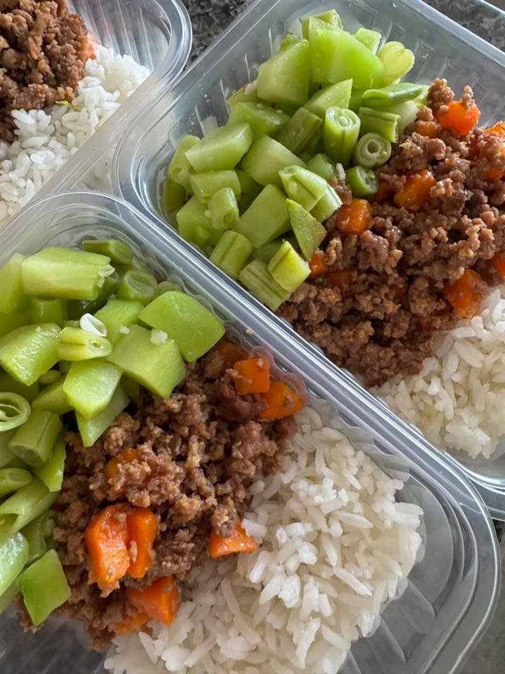 Marmitas com arroz, carne moída com cenoura e vagem