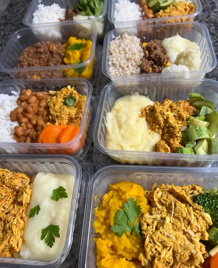 Várias marmitas com purê, abóbora, frango desfiado e feijão